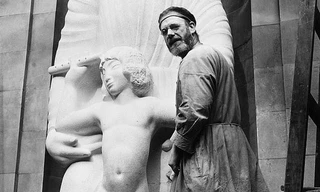 Phẫn nộ vì khôi phục bức tượng khỏa thân của kẻ ấu dâm