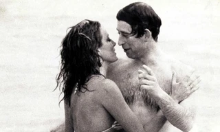 Bức ảnh người mẫu hôn trộm Vua Charles trong lúc tắm biển 44 năm trước