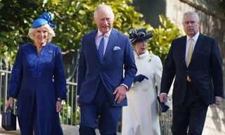 Có gì trong bức ảnh Vua Charles chụp cùng em trai khiến dư luận xôn xao