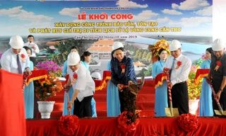 Chủ tịch Quốc hội Nguyễn Thị Kim Ngân cùng các đại biểu thực hiện nghi thức khởi công dự án. Ảnh: Cảnh Kỳ