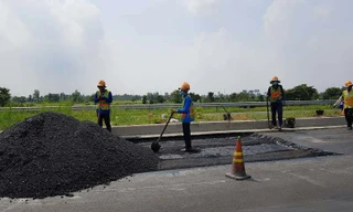 Một tháng chưa khắc phục xong sự cố đường dẫn cầu Vàm Cống