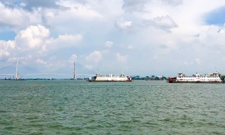 Phà Vàm Cống sắp kết thúc sứ mệnh trăm năm đưa khách qua đôi bờ sông Hậu. Ảnh: CK 