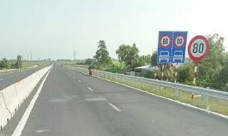 Xe máy ngang nhiên đi vào tuyến Lộ Tẻ - Rạch Sỏi dù không được phép