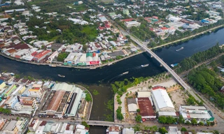 Nước sông Cái Lớn ở Long Mỹ lại đổi màu đen kịt