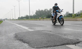 Sững sờ khi thấy đường cầu Vàm Cống mới sử dụng hơn 1 tháng đã phải... vá