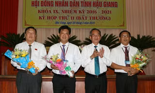 Ông Lữ Văn Hùng - Bí thư Tỉnh ủy Hậu Giang (thứ 2 từ phải qua) chúc mừng các thành viên UBND tỉnh. 