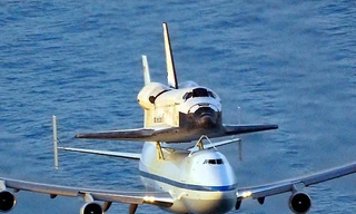 Boeing 747 cõng tàu vũ trụ con thoi