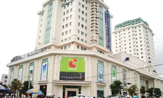 Vung mã tấu loạn đả trong siêu thị