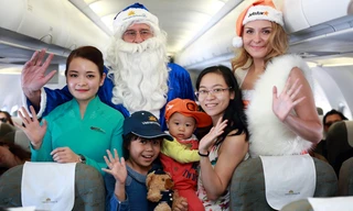 Ông già Noel Vietnam Airlines cùng công chúa tuyết xinh đẹp Jetstar Pacific chúc Giáng sinh các em nhỏ trên tàu bay