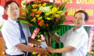 Ông Nguyễn Mạnh Hùng (bìa phải), Chủ tịch huyện A Lưới, có anh “cột chèo” làm Bí thư Huyện ủy