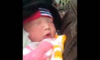 Người dân vui mừng khi bé gái sinh ra khỏe mạnh (ảnh cắt từ clip)
