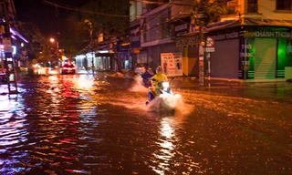 Chỉ trong đêm 7/11, mưa lớn làm các tuyến đường Đặng Thái Thân, Trần Phú đã bị ngập sâu, nhiều điểm hơn 30cm.