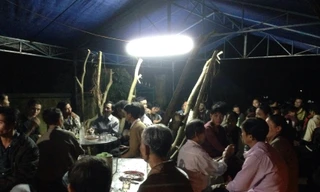 Người dân đến chia buồn cùng gia đình ông Dũng