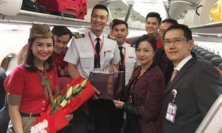 Đại diện sân bay Hong Kong chào đón phi hành đoàn Vietjet
