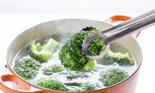  Nếu thời gian đun nấu rau quá dài, lượng vitamin C có trong rau có thể mất đi tới 50%, chuyên gia dinh dưỡng Tracy Lesht nói.