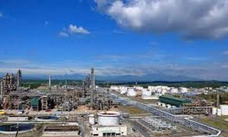 Ngày đầu tiên lên sàn, cổ phiếu Cty lọc hoá dầu Bình Sơn tăng gần 40%.