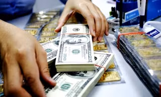 Vàng neo cao, USD bất ngờ giảm sâu. Ảnh minh hoạ: Internet
