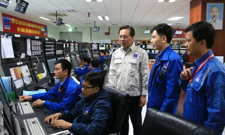 Tổng Giám đốc BSR Bùi Minh Tiến (bìa trái) chỉ đạo sản xuất tại phòng điều khiển trung tâm.