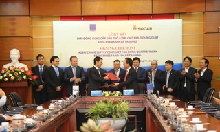  Ông Hayal Admadzada, Phó Tổng Giám đốc phụ trách kinh doanh Tập đoàn SOCAR và ông Bùi Minh Tiến, Tổng Giám đốc BSR ký hợp đồng cung cấp dầu thô Azeri cho NMLD Dung Quất