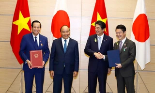 Lễ trao Bản ghi nhớ hợp tác (MOC) về khung pháp lý cơ bản để thực hiện đúng chương trình “lao động kỹ năng đặc định”. (ảnh: Nhật Anh, TTXVN) 