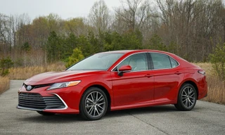 Toyota Camry bị triệu hồi bởi nguy cơ rơi bánh xe