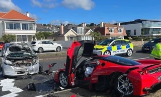 Ferrari Enzo gặp nạn trên đường giao tới chủ nhân mới