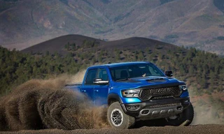 Dàn bán tải có tốc độ ngang ngửa xe đua thể thao