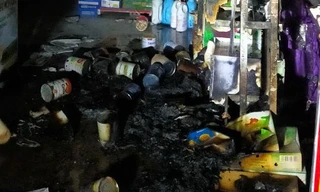 Người đàn ông bịt mặt bất ngờ ném 'bom xăng' vào nữ chủ cửa hàng tạp hóa