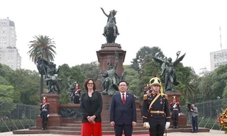 Chủ tịch Quốc hội đặt vòng hoa tại tượng đài Tướng Jose De San Martin