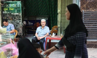 Hẻm TPHCM độc lạ: Trẻ em học vần chữ Ả Rập, người lớn không rượu bia