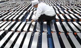 Trung Quốc gặp nguy cơ sản xuất thừa pin xe điện