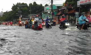 Điều khiển xe máy thế nào khi gặp đường ngập sâu?