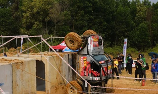 Xế độ trổ tài trèo qua ống bê tông ở giải đua ô tô địa hình Việt Nam