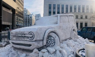 Nghệ nhân tại Mỹ điêu khắc Ford Bronco bằng tuyết