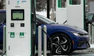 Nghiên cứu chỉ ra sạc xe điện tốn kém hơn đổ đầy xe xăng