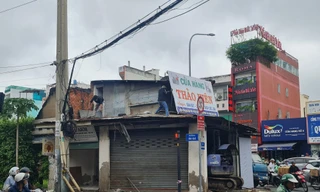 Quận Tân Phú giải tỏa ngôi nhà án ngữ giữa đường gần 10 năm