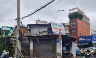 Quận Tân Phú giải tỏa ngôi nhà án ngữ giữa đường gần 10 năm