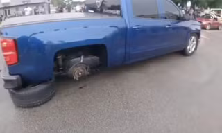 Thử drift, tài xế Chevy Silverado nhận kết đắng
