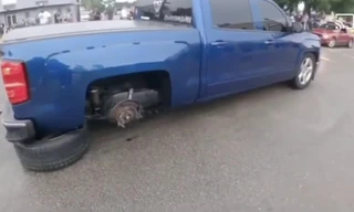 Thử drift, tài xế Chevy Silverado nhận kết đắng