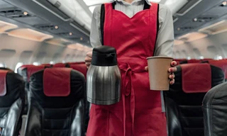 Tiếp viên hàng không làm đổ cà phê khiến khách nữ bỏng nặng