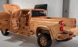 Thợ mộc Việt điêu khắc mô hình bán tải Chevrolet độc đáo