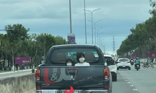 Muôn kiểu chở con của tài xế ô tô, xe máy tại Việt Nam