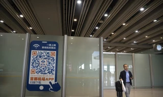 Trung Quốc bỏ xét nghiệm COVID-19 với khách du lịch 