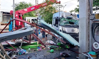 Xe container tông sập dải phân cách, lao vào nhà dân ở Vũng Tàu