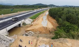 Người trồng thanh long kêu cứu vì đường dân sinh ven cao tốc Phan Thiết - Dầu Giây bị chia cắt