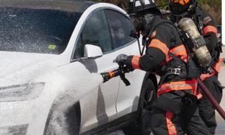 Siêu bão khiến nhiều xe điện bị cháy tại Mỹ