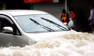 Những lưu ý khi lái ô tô vào mùa mưa lũ