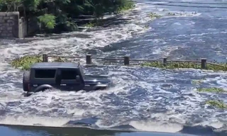 SUV trổ tài 'bơi' qua dòng lũ