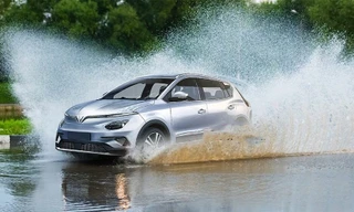 Những điều cần chú ý khi vận hành ô tô điện vào ngày mưa