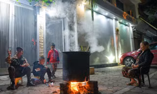 Người Hà Nội bắc bếp củi, quây quần luộc bánh chưng xuyên đêm trên vỉa hè